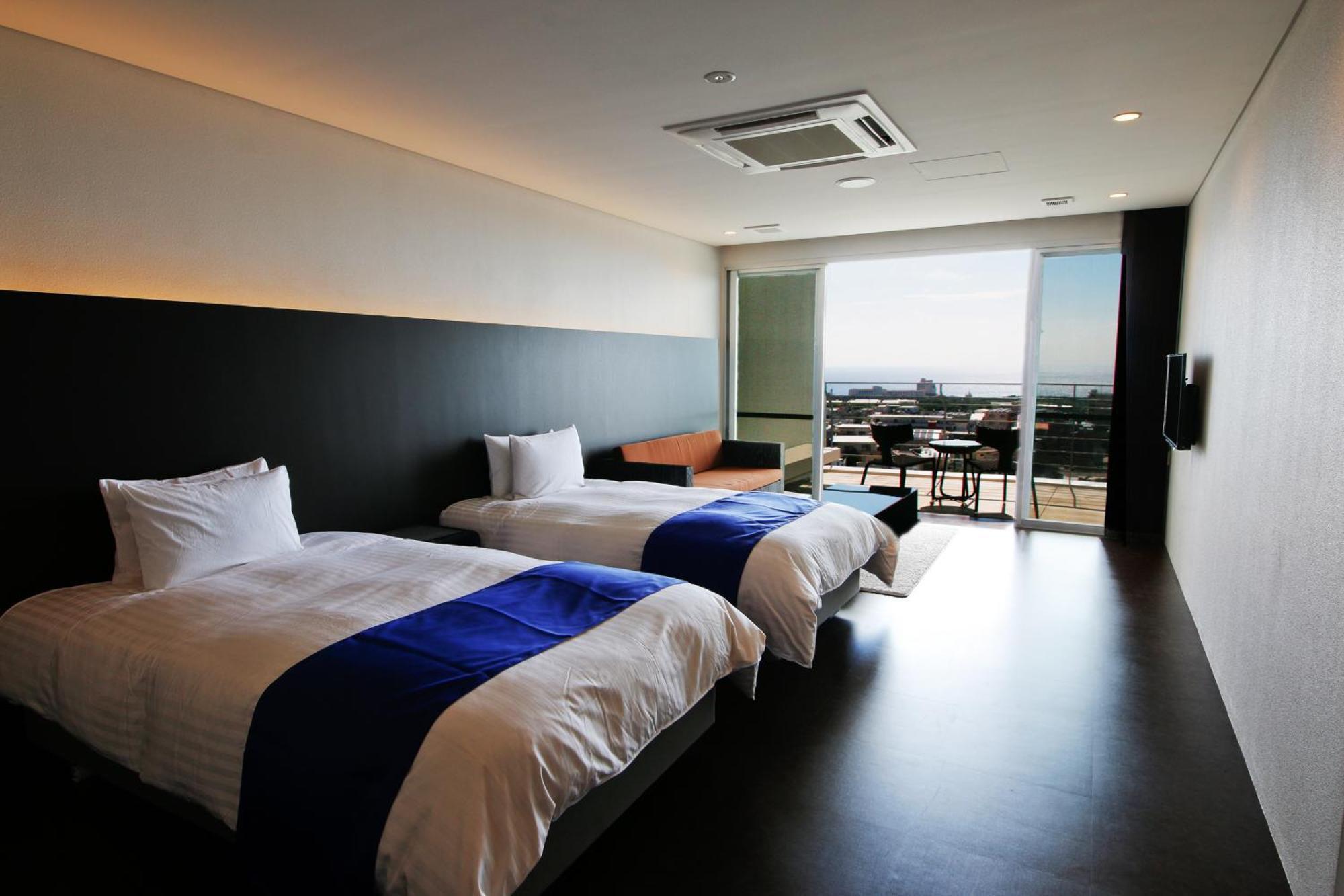 Transit Overnight Hotel Йомитан Экстерьер фото